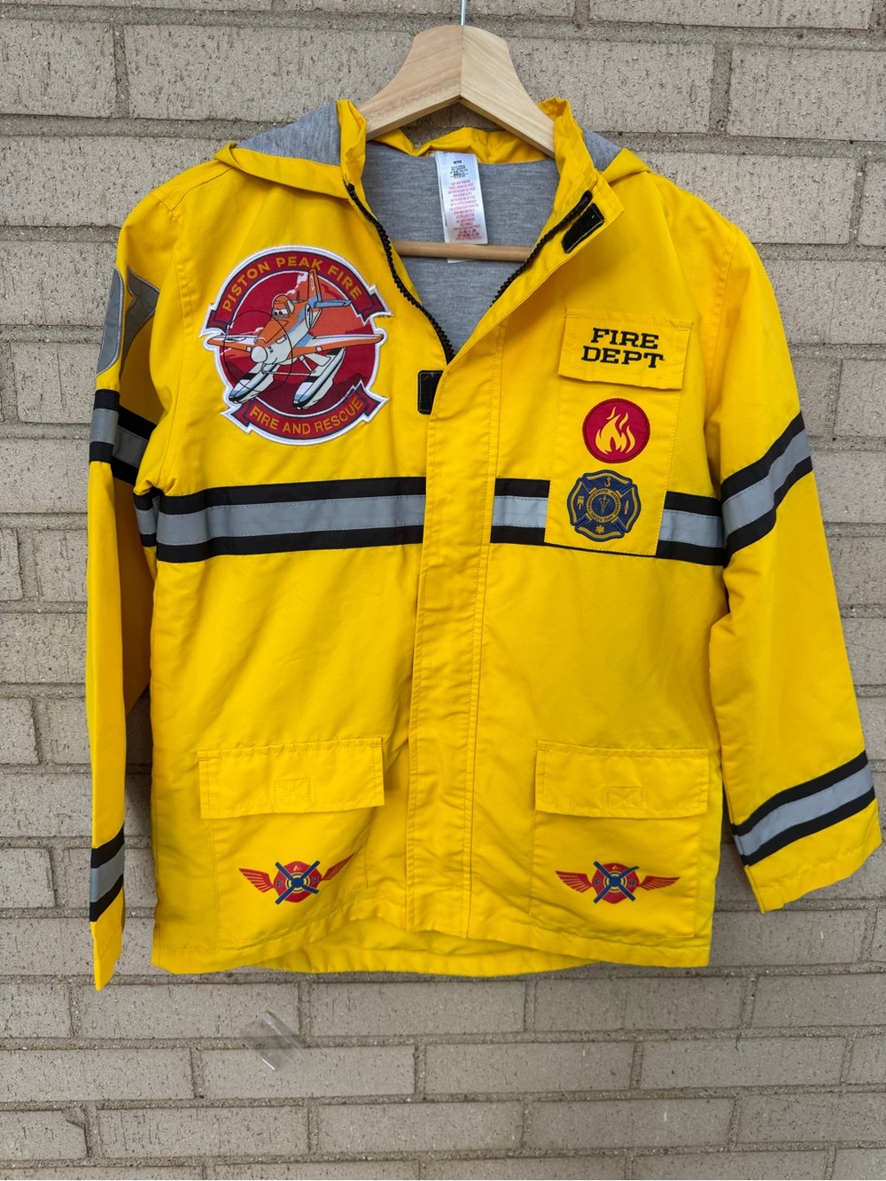 Disney Store Cars Piston Peak Yellow Fire Dept Hooded Rescue Jacket Sz 9/10